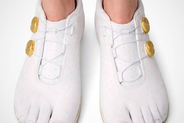 John Luck lleva el concepto barefoot al ciclismo con zapatillas de horma ancha para carretera y MTB