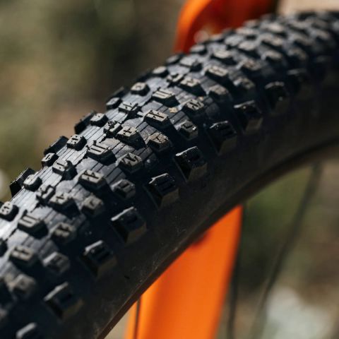 Kenda Dagger: así es el nuevo neumático que quiere cubrir el hueco entre el XC rápido y el Trail ligero