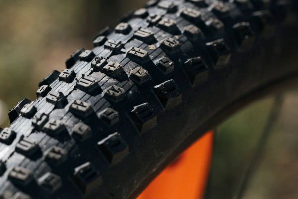 Kenda Dagger: así es el nuevo neumático que quiere cubrir el hueco entre el XC rápido y el Trail ligero
