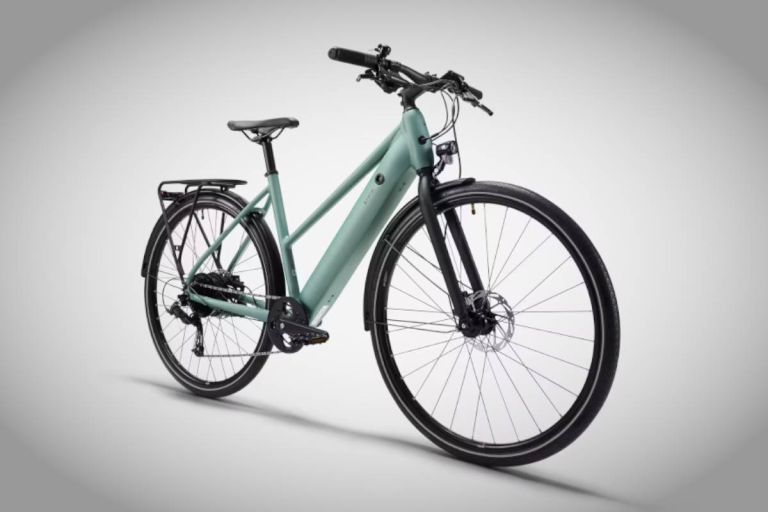 La bicicleta eléctrica urbana de Decathlon que está ganando protagonismo entre los ciclistas que buscan olvidarse del coche