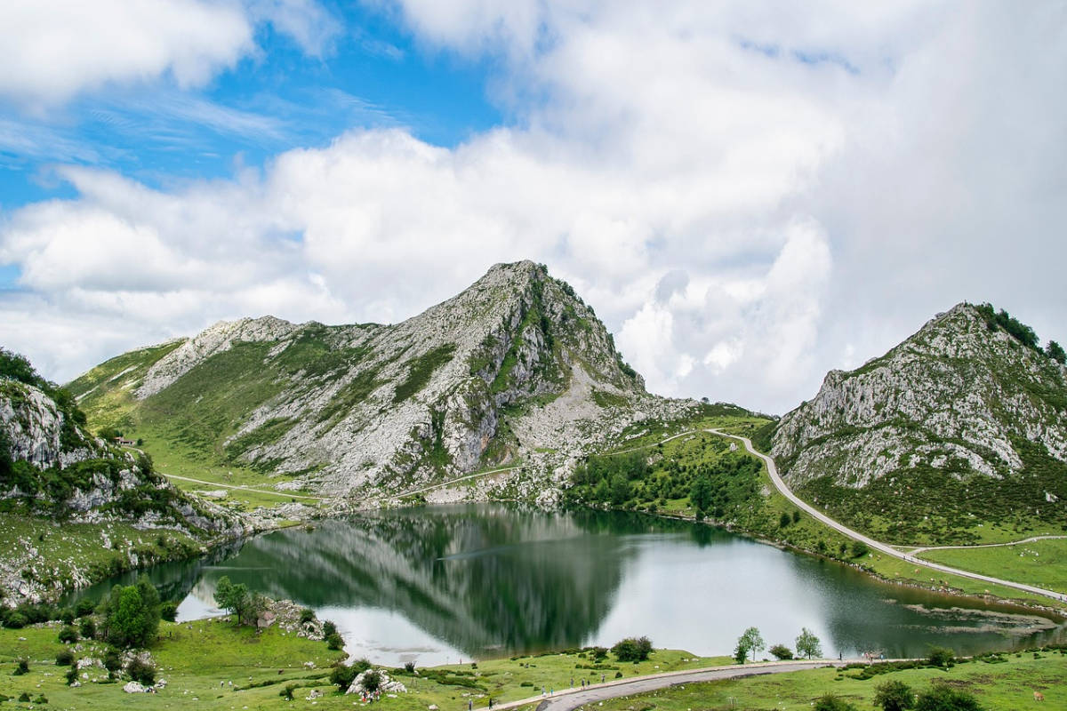 La carretera de los Lagos de Covadonga, el puerto que convirtió Asturias en un icono del ciclismo mundial