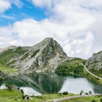 La carretera de los Lagos de Covadonga, el puerto que convirtió Asturias en un icono del ciclismo mundial