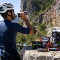La estrategia de avituallamiento: cómo combinar bidón, geles y comida para evitar el temido bajón en una marcha ciclista