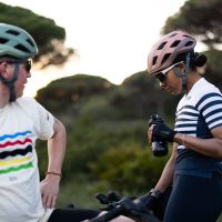 Lazer Blade KinetiCore: el casco de gravel y carretera que baja de los 100 euros con protección integrada