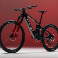 Lee Cougan Flö: la e-MTB de Enduro con motor Avinox que cambia el rumbo de la marca italiana