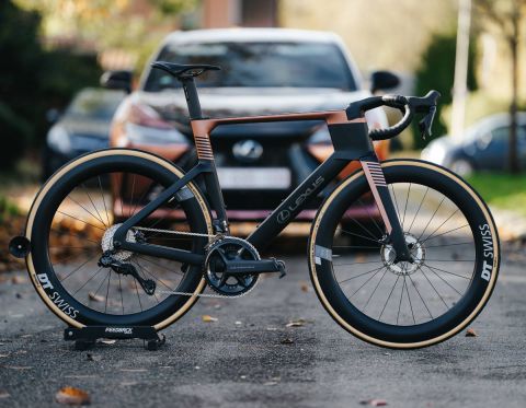 Lexus se sube a la carretera con una bici de competición de 12.900 euros creada junto a Ridley