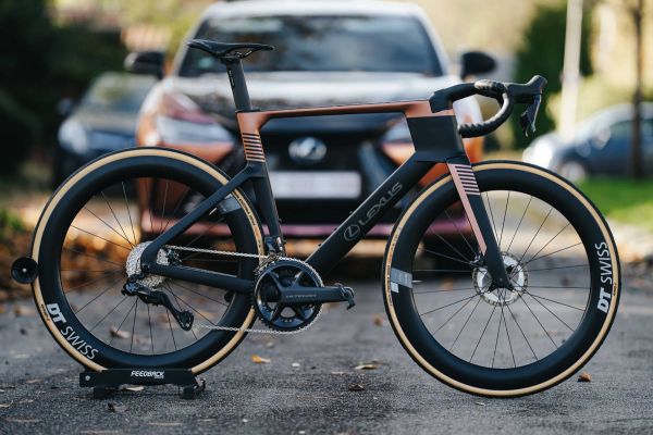 Lexus se sube a la carretera con una bici de competición de 12.900 euros creada junto a Ridley