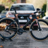 Lexus se sube a la carretera con una bici de competición de 12.900 euros creada junto a Ridley