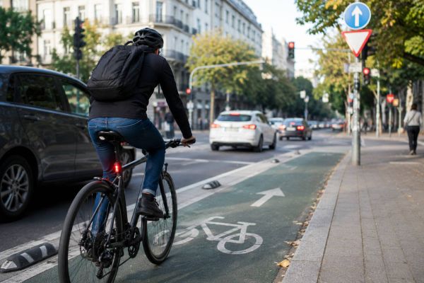 Los errores que más delatan a un ciclista novato en ciudad y cómo evitarlos desde el primer día