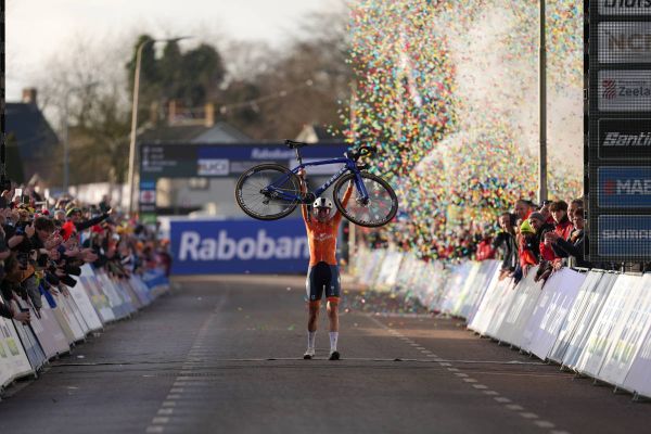 Lucinda Brand corona en Hulst una temporada perfecta con su segundo arcoíris mundial