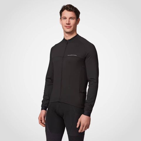 Un maillot para los últimos días fríos del año por menos de 20 euros: así es el Van Rysel RC100