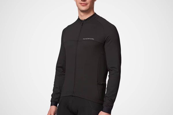Un maillot para los últimos días fríos del año por menos de 20 euros: así es el Van Rysel RC100