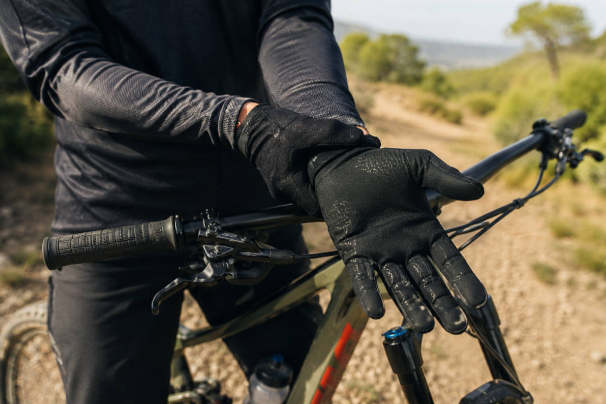 Ciclista con las manos dormidas. Imagen: TodoMountainBike