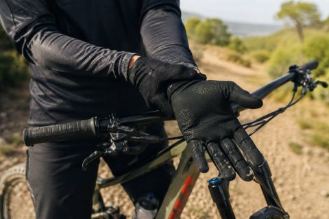 Manos dormidas en la bicicleta: las causas más frecuentes y cómo evitar este problema sobre el sillín