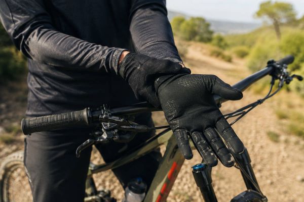 Manos dormidas en la bicicleta: las causas más frecuentes y cómo evitar este problema sobre el sillín