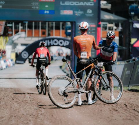Azzaro pierde el podio en Leogang por adelantar en el pit lane y reabre el debate sobre el criterio de la UCI