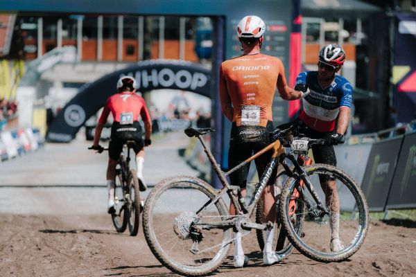 Azzaro pierde el podio en Leogang por adelantar en el pit lane y reabre el debate sobre el criterio de la UCI