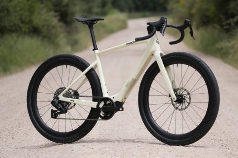 Megamo Along: una nueva generación de e-Gravel con motor Avinox de hasta 130 Nm y batería de 600 Wh