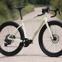 Megamo Along: una nueva generación de e-Gravel con motor Avinox de hasta 130 Nm y batería de 600 Wh