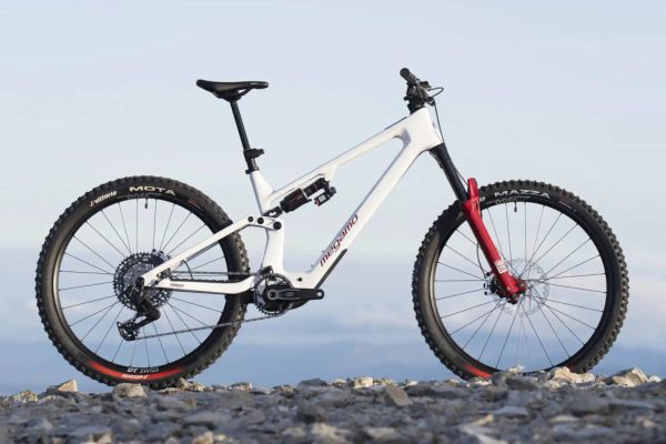 Megamo Reason CRB 02: una e-MTB sin concesiones con motor Avinox M2S y lo último de RockShox y SRAM
