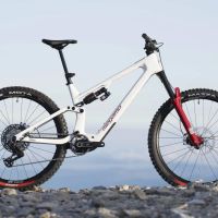 Megamo Reason CRB 02: una e-MTB sin concesiones con motor Avinox M2S y lo último de RockShox y SRAM