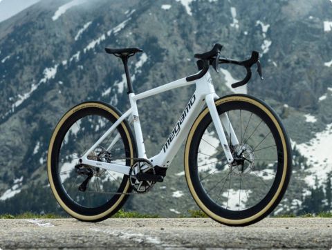 Megamo Upon: la nueva e-Road con motor Avinox que quiere cambiar las reglas del juego en carretera