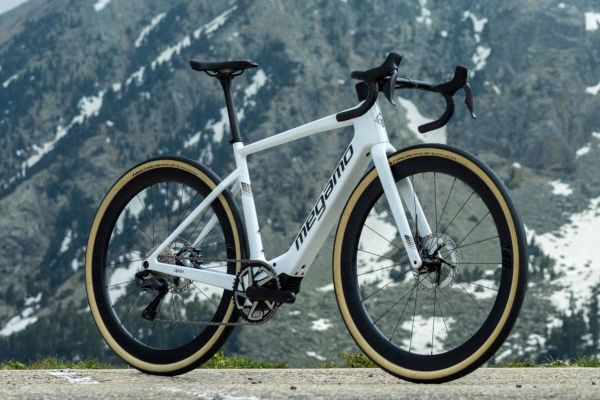 Megamo Upon: la nueva e-Road con motor Avinox que quiere cambiar las reglas del juego en carretera