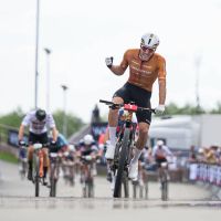 Puck Pieterse y Mathis Azzaro dejan dos exhibiciones tácticas en el XCC de Nové Město antes del gran duelo del domingo