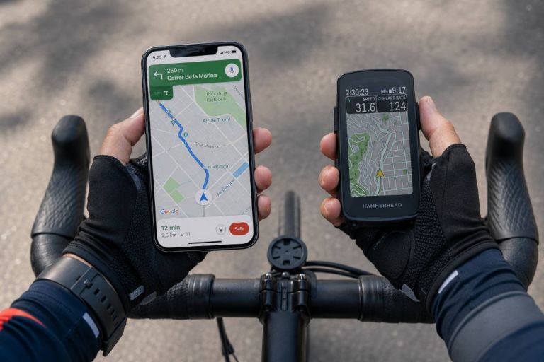 ¿Merece la pena un navegador GPS para ciclismo o basta con usar el móvil?