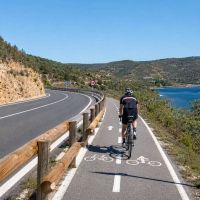 La nueva normativa ciclista en España: qué cambia realmente para circular por carretera