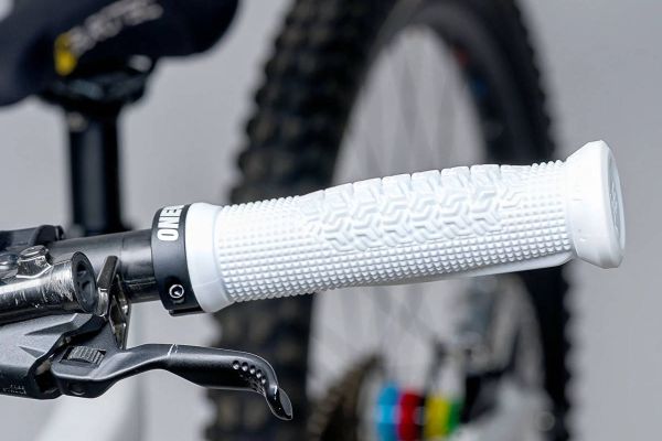 OneUp Components presenta los puños Jackson Goldstone Signature, diseñados para la Copa del Mundo de Descenso