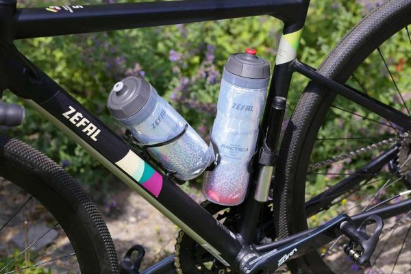 Pack Zéfal Arctica 75: dos bidones isotérmicos de 750 ml por menos de 16 euros para combatir el calor sobre la bicicleta