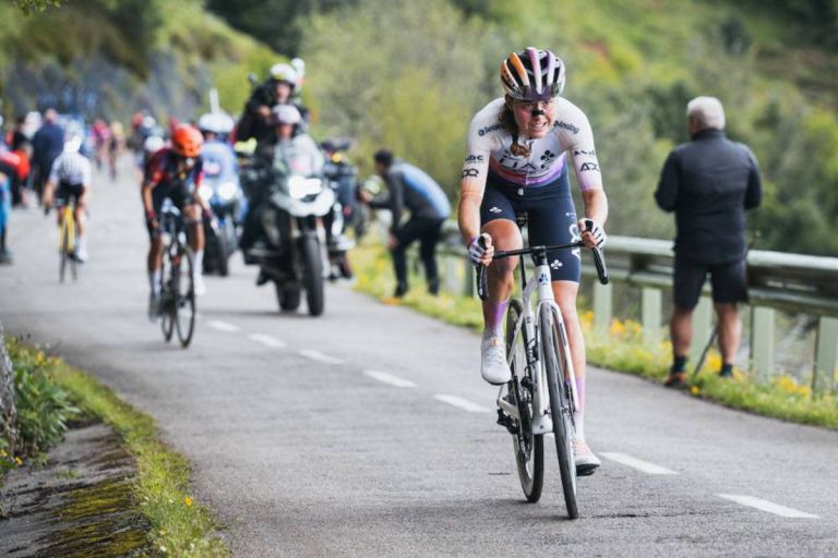 Paula Blasi convierte el Angliru en territorio legendario y firma la mayor gesta del ciclismo femenino español