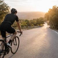 Pedalear cambia más cosas de las que parecen: por qué montar en bici también ayuda a desconectar y sentirse mejor