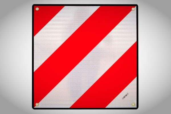 Placa V-20: cuándo es obligatoria y por qué sigue generando dudas entre los ciclistas que viajan en coche