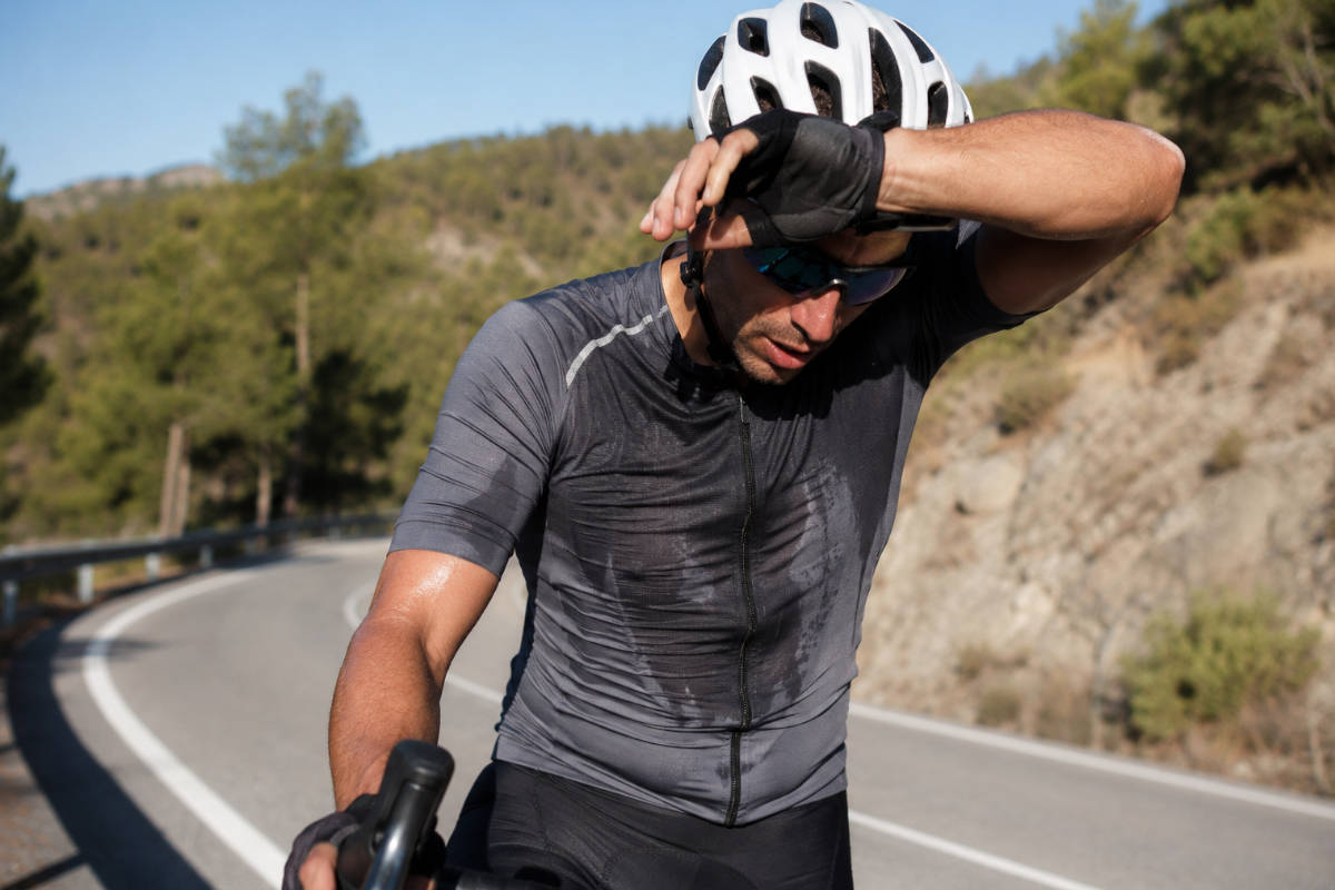 Ciclista sudando en una carretera montañosa. Imagen: TodoMountainBike