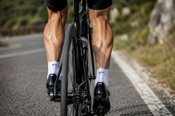 Por qué los gemelos no crecen con la bici: la clave está en tus fibras musculares