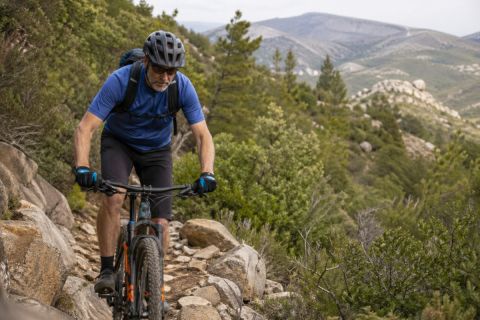 Por qué montar en bici ayuda a envejecer mejor sin convertir la edad en una batalla