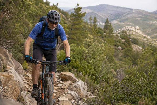 Por qué montar en bici ayuda a envejecer mejor sin convertir la edad en una batalla