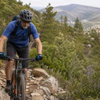 Por qué montar en bici ayuda a envejecer mejor sin convertir la edad en una batalla