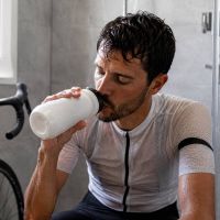 Por qué muchos ciclistas esperan antes de ducharse tras entrenar: lo que ocurre en el cuerpo después del esfuerzo