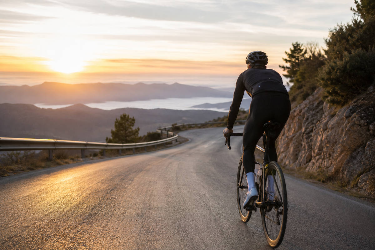 Ciclista al amanecer en montaña. Imagen: TodoMountainBike