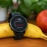 ¿Por qué un smartwatch puede detectar pulso en una fruta? Lo que este curioso experimento revela sobre los relojes que usan los ciclistas
