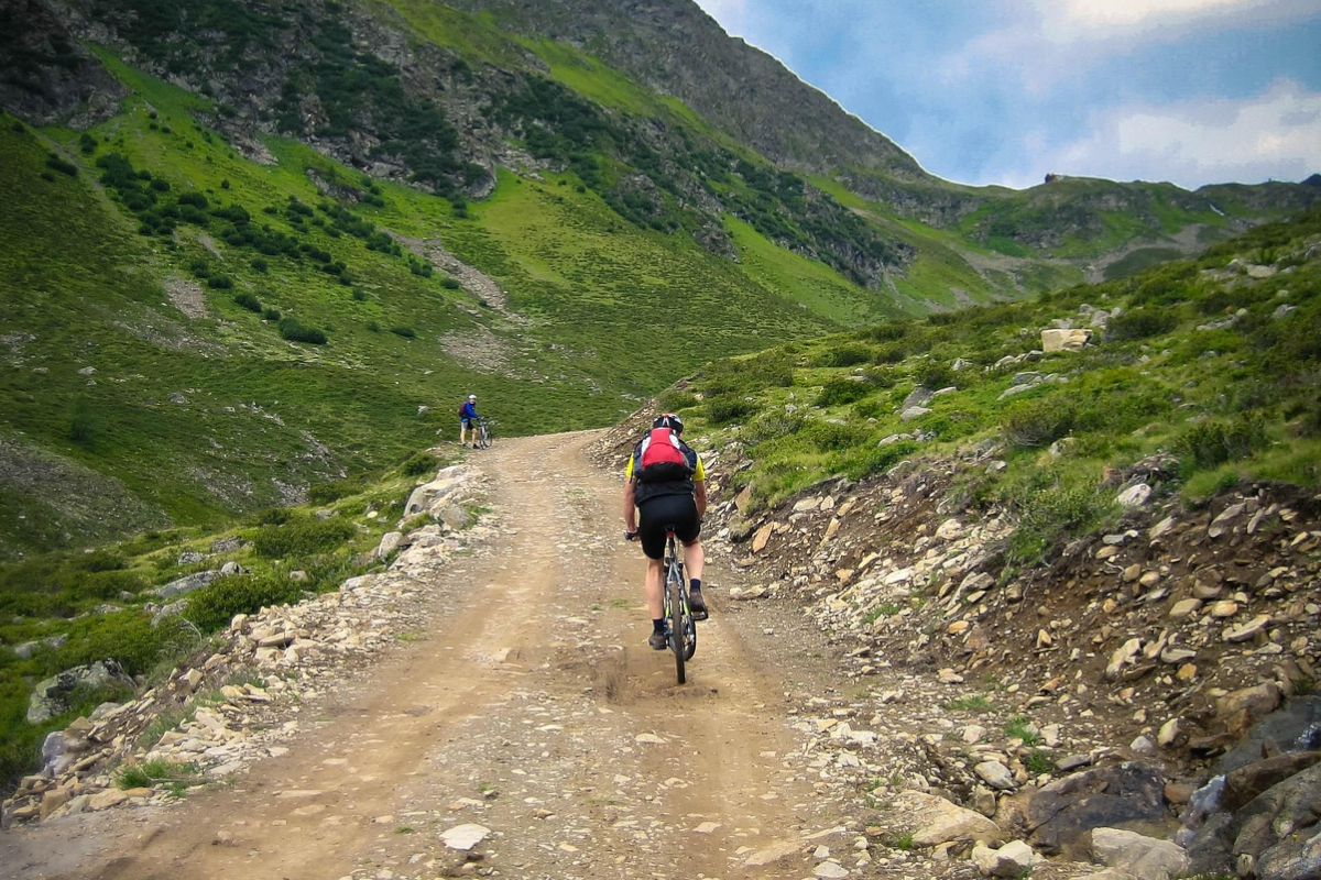 Ciclista de ruta por la montaña. Imagen: moerschy/Pixabay