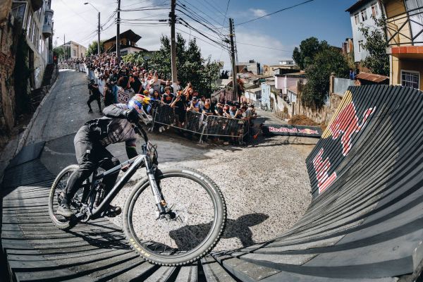 Valparaíso vuelve a encender el Descenso Urbano mundial con la segunda parada de la Red Bull Cerro Abajo 2026