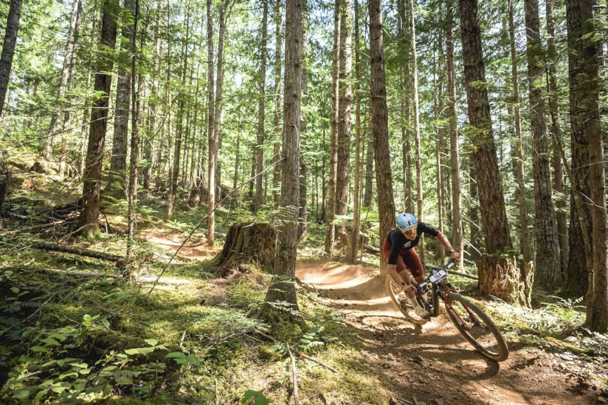 Ruth Holcomb en acción. Imagen: BC Bike Race