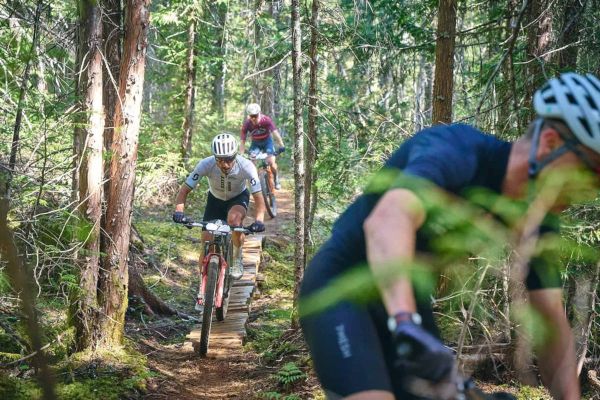 Nino Schurter vuelve a pelear por la victoria en la BC Bike Race y arranca la última edición con un duelo al sprint
