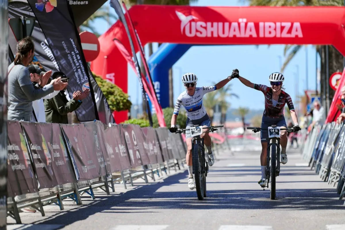 Sandra Mairhofer y Adelheid Morath. Imagen: Vuelta a Ibiza MTB
