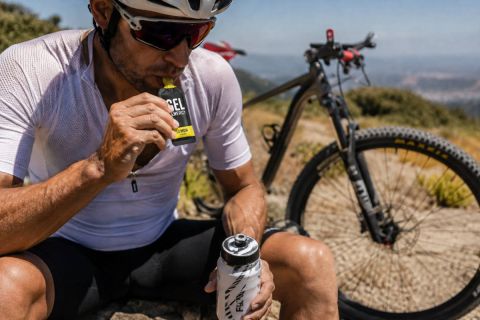 Qué comer si sales en bici con calor extremo: los errores más comunes que vacían las piernas antes de tiempo