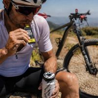 Qué comer si sales en bici con calor extremo: los errores más comunes que vacían las piernas antes de tiempo